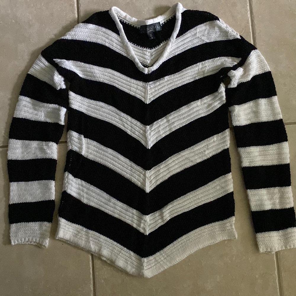 VGUC Small Black/White chevron knit sweater